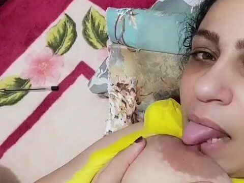 لبوة مصرية بلدى الهيجان قاتلها مقطعه بزازها مص و رضاعه تعبررات وشها و حلمة بزها فى بوقها تجنن