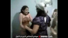 رجل متنكر في زي حريمي في حفل زفاف يلعب في كس و بزاز فتاة مراهقة تغير ملابسها في غرفة نومها