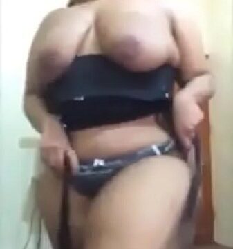 سكس سعودية مربربة تلعب في كسها وبزازها ضخمة