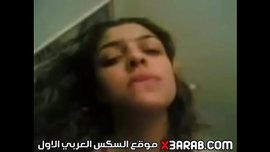 عربية سورية نار تلبس الزب في طيزها و تكز على شفتيها من سخونته