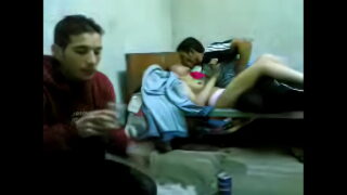 سكس مصري ينيك بنوتة قشطة واصحابه مستنين دورهم