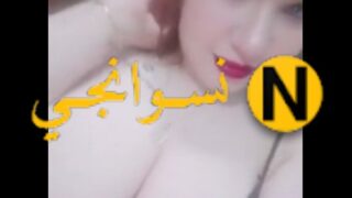 اللبوه بتتمنيك علي الكام لحبيبها وتفرجه بزازها البيه وجسمه الفاجر نيك وتهيجه ونازله تقفيش في بزازاها