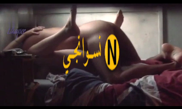 العنتيل ماسك جارته وشغال رزع في كسها وبياخدها في وضع الدوجي واللبوهن هيجانه اووي