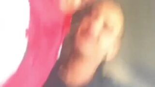 شاب مصري يقبل خطيبته في الميكروباص، خجولة جدًا وخائفة، ترتدي نظارة وتبدو محترمة، تقدم فيديو كاملًا، تحفة فنية